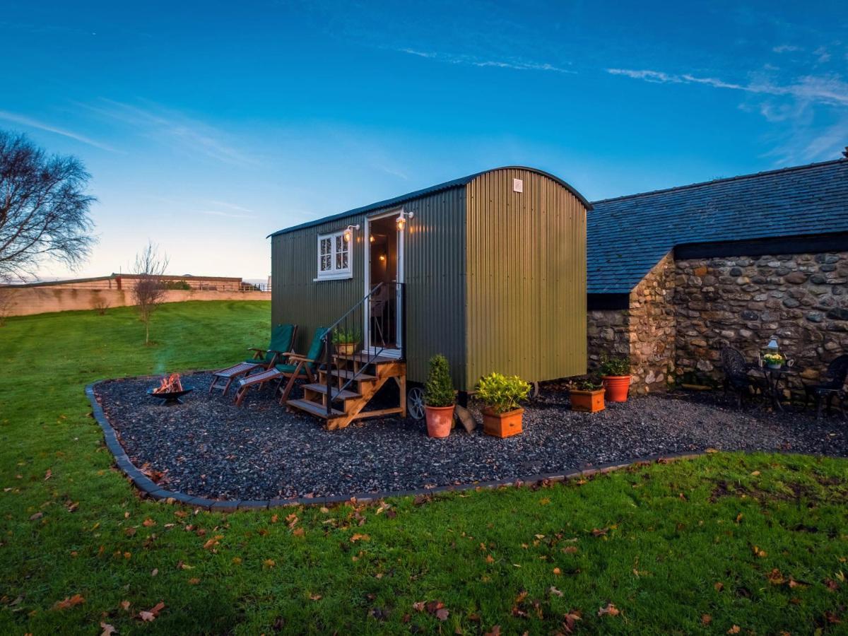 Villa The Pleasant Hut At Mountpleasant Farm Ulverston Exterior foto